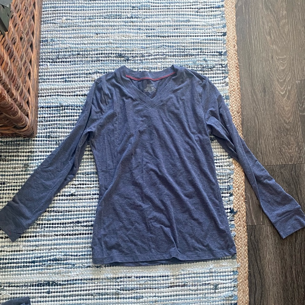 Climate Right by Cuddl Duds V- Neck Long Sleeve Thermal top. Size L. Grey.